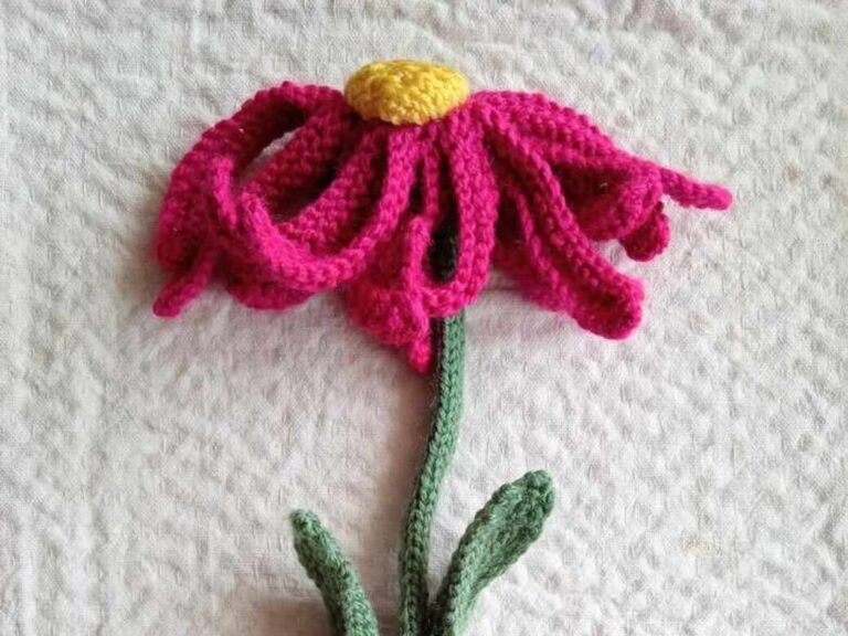 Knitted flower free pattern.