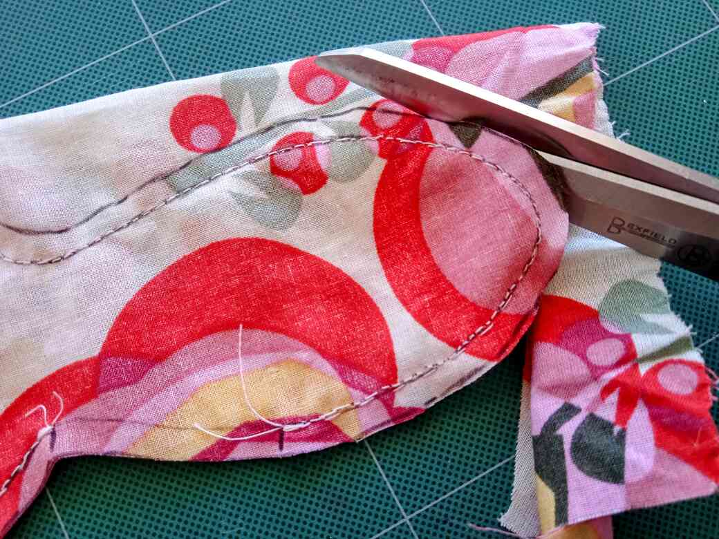 Cut around the sewn fish leaving the 5 mm seam.