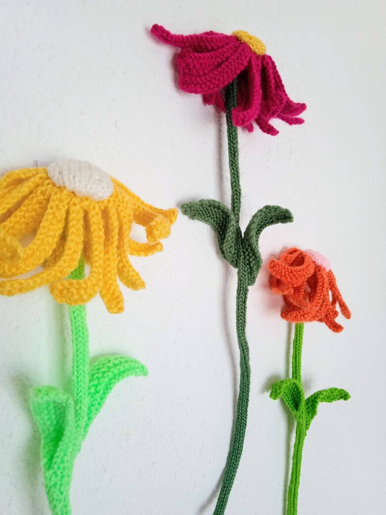 Free knitting pattern for beautiful knitted flowers.