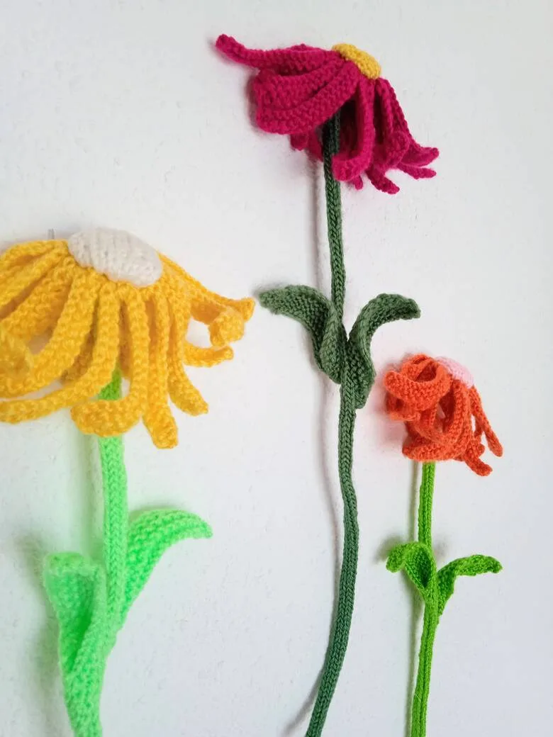 Free knitting pattern for beautiful knitted flowers.