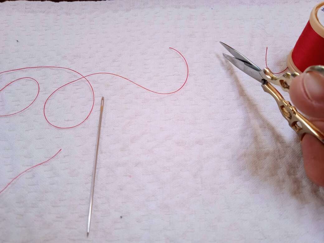 Sewing: How to thread a needle - Step 1.