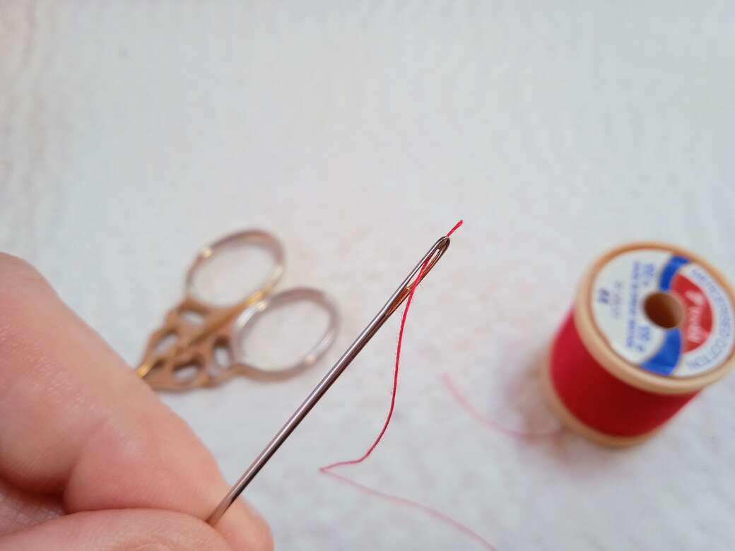 Sewing: How to thread a needle - Step 3.