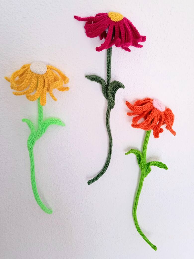 Beautiful knitted flowers for your home décor.