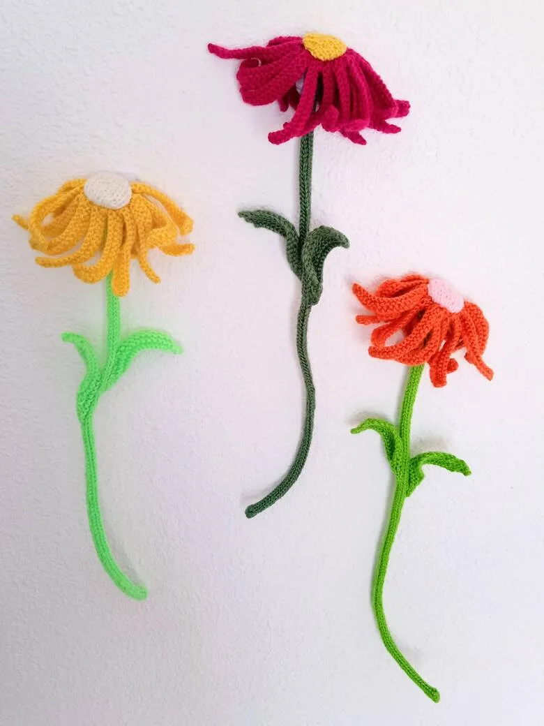 Beautiful knitted flowers for your home décor.