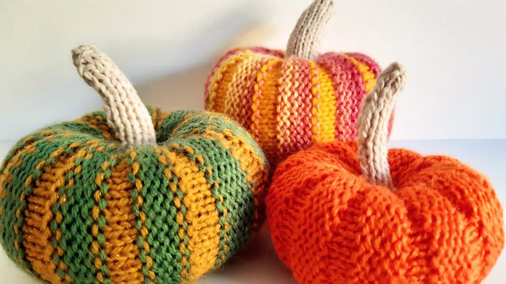 Knitted pumpkins, free knitting pattern, harvest festival, Halloween.