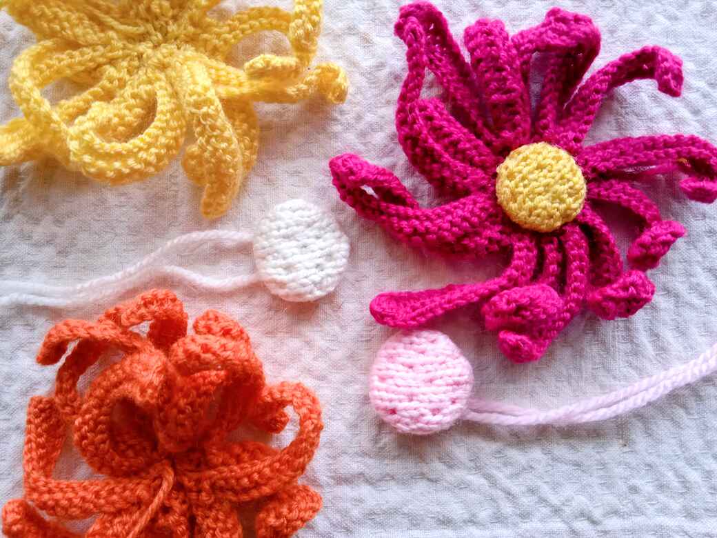 Wall Flowers, knitted flowers, step 4.