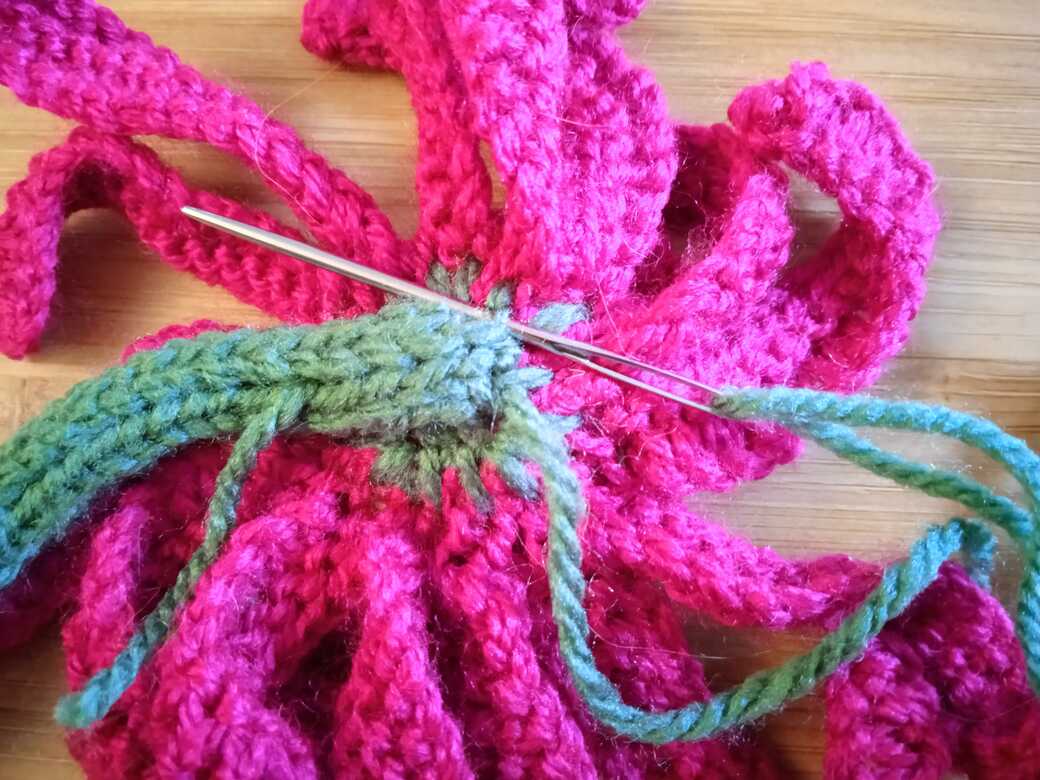 Wall Flowers, knitted flower, hanging loop step 1.