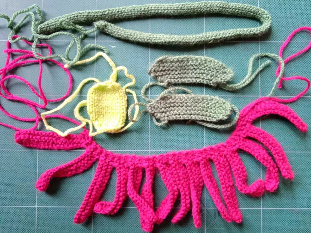 Wall Flowers knitted flowers making up instructions.