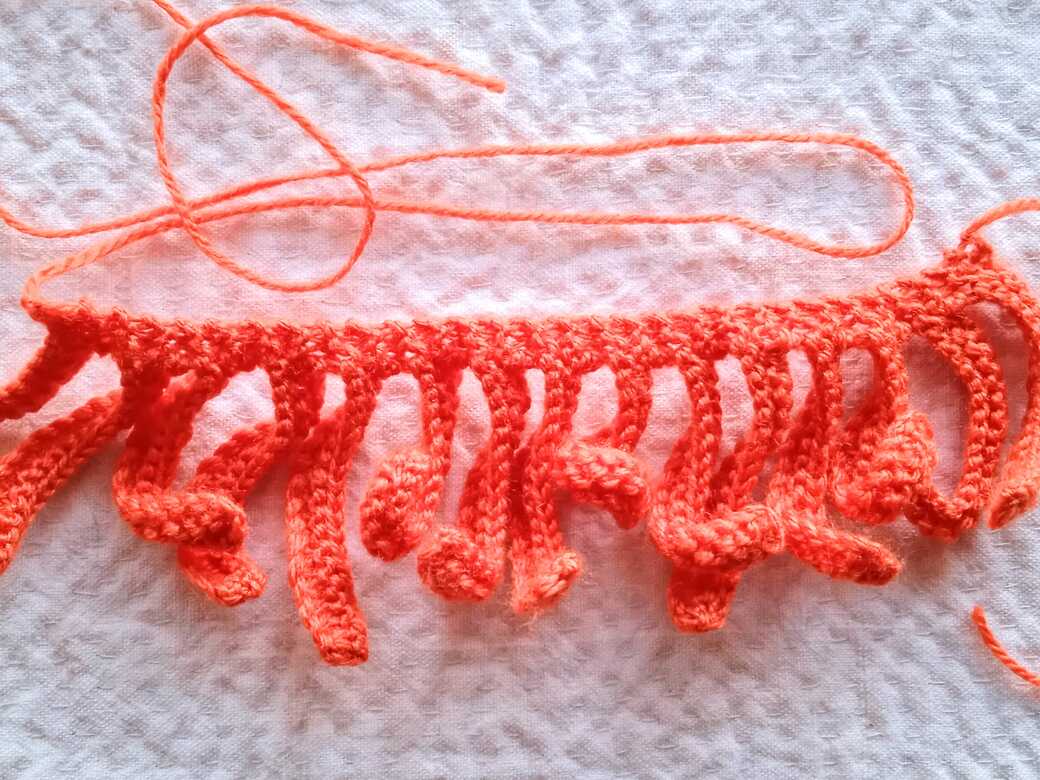 Wall Flowers, knitted flowers, petals, step 1