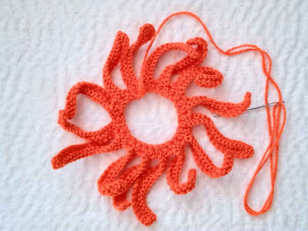 Wall Flowers, knitted flowers, petals, step 2.