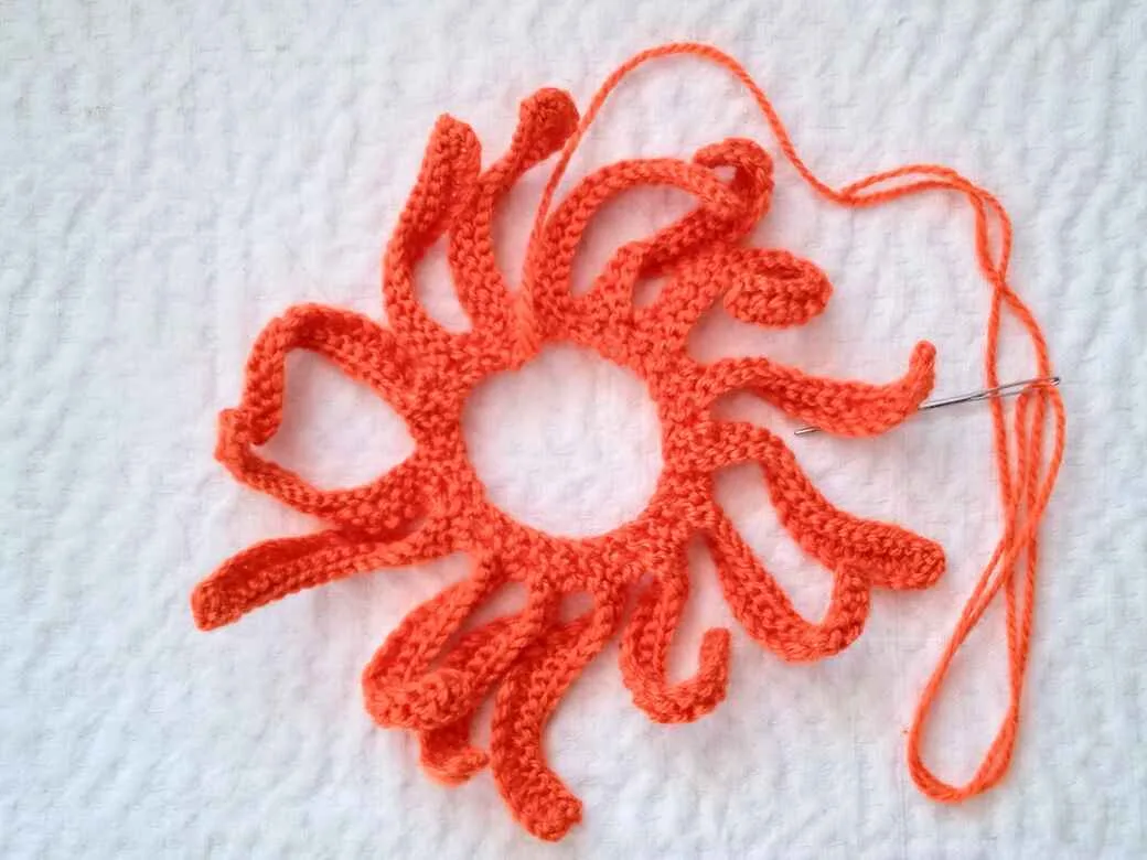 Wall Flowers, knitted flowers, petals, step 2.