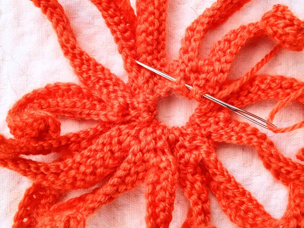 Wall Flowers, knitted flowers, petals step 3.